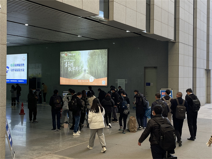 安陽高鐵廣告讓旅客仿佛置身于“移動(dòng)展廳”之中