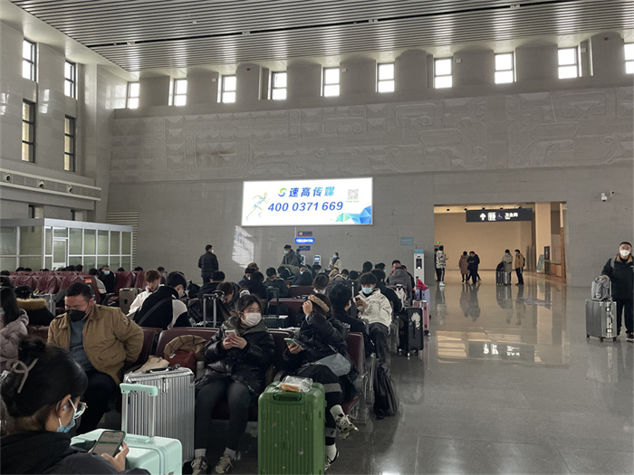 高鐵站廣告因?yàn)閺V告媒體位置的不同，分為不同區(qū)域媒體廣告